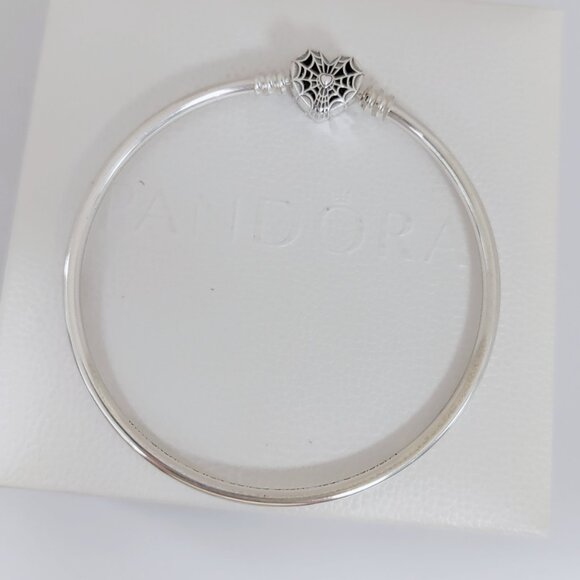 Pandora Bangle Bracelet Marvel Spider-Man Mask Clasp Bangle - Picture 3 of 5